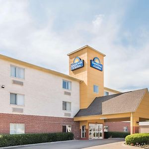 Days Inn & Suites By Wyndham Dallas